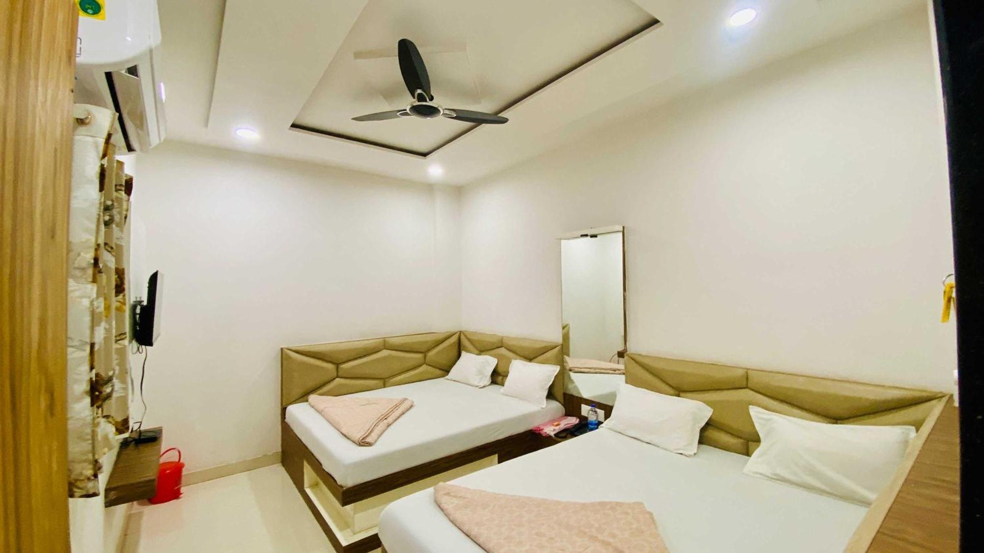 Hotel Gayatri Palace Godarpura Exterior photo