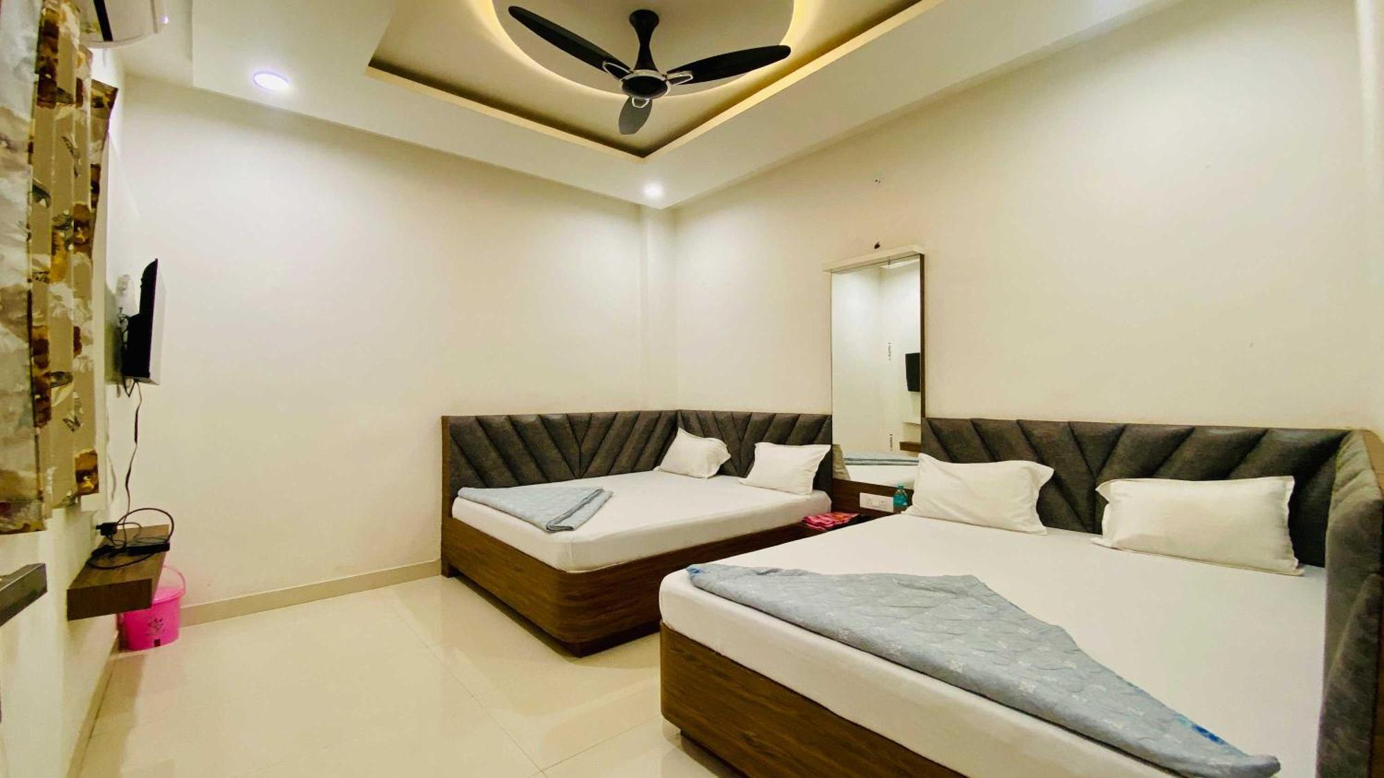 Hotel Gayatri Palace Godarpura Exterior photo