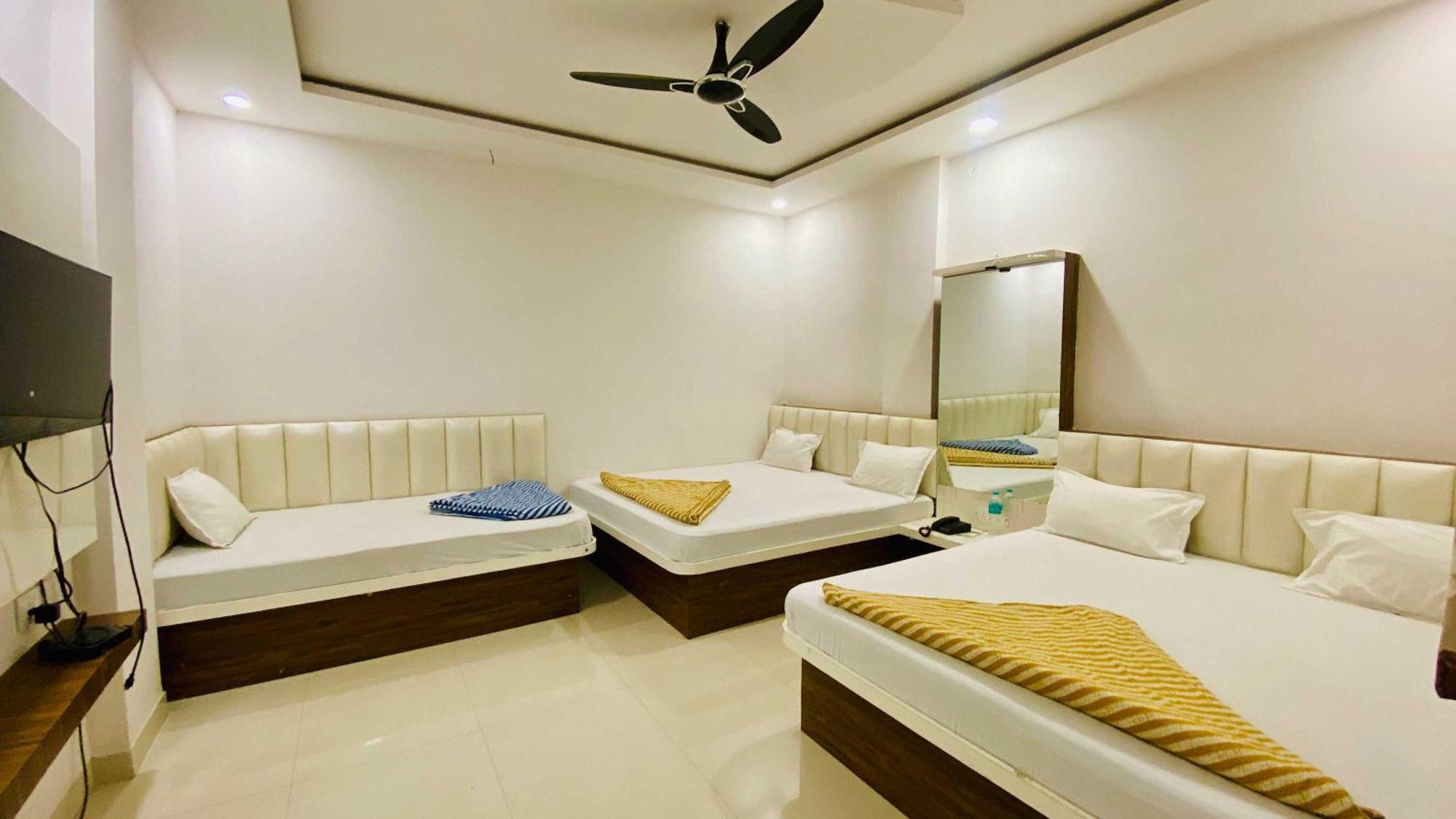 Hotel Gayatri Palace Godarpura Exterior photo