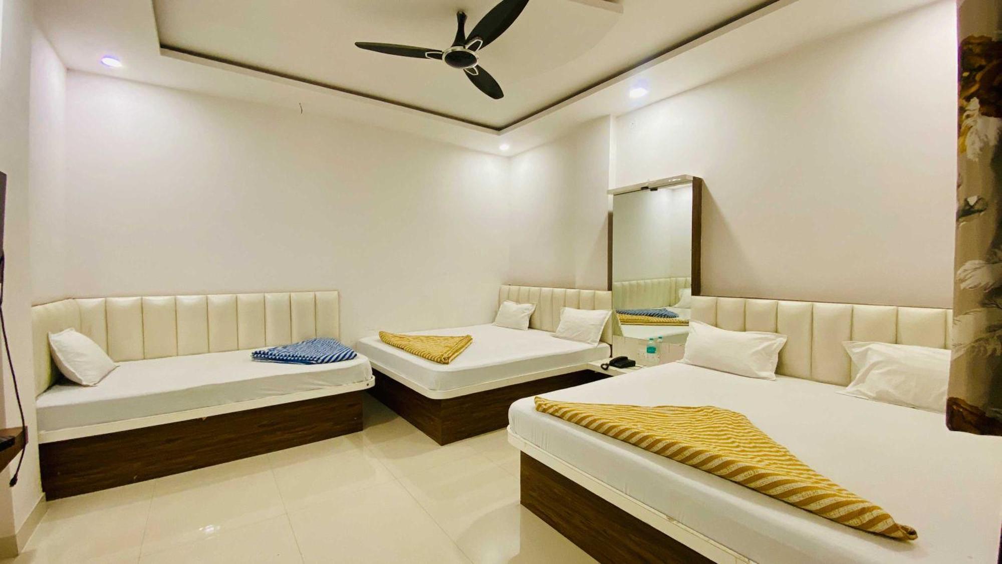 Hotel Gayatri Palace Godarpura Exterior photo